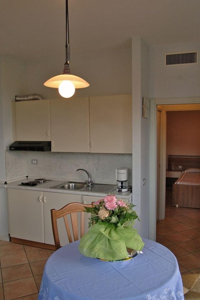Residence Garden Канобио Екстериор снимка